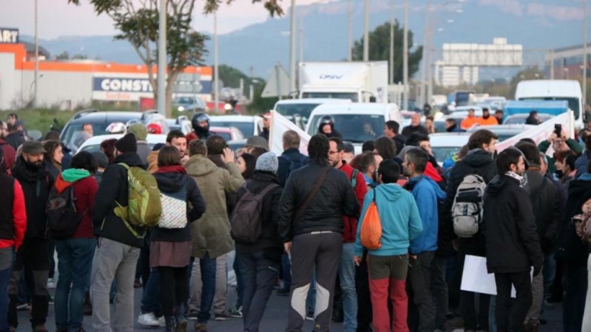 La C-58 cortada a la altura de Sabadell, con motivo de la huelga.-NORMA VIDAL/ACN