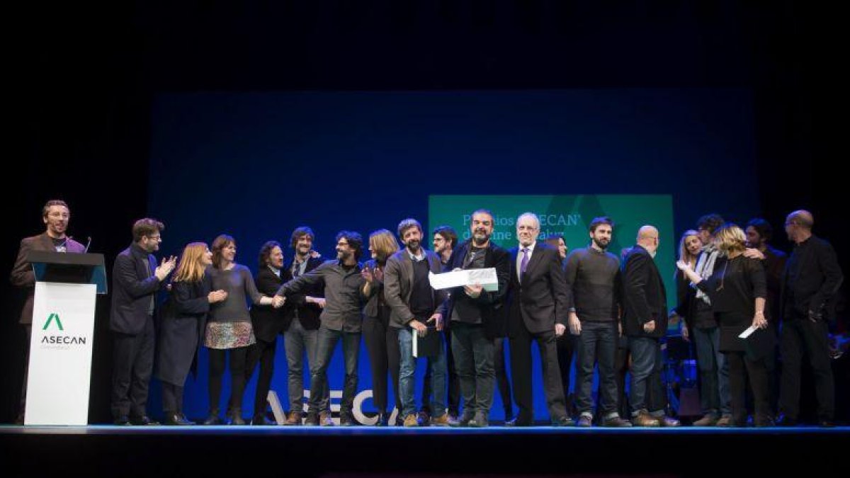 El equipo de 'El hombre de las mil caras', tras recibir el premio Asecan a la mejor película, el sábado en Sevilla.-EFE / RAÚL CARO