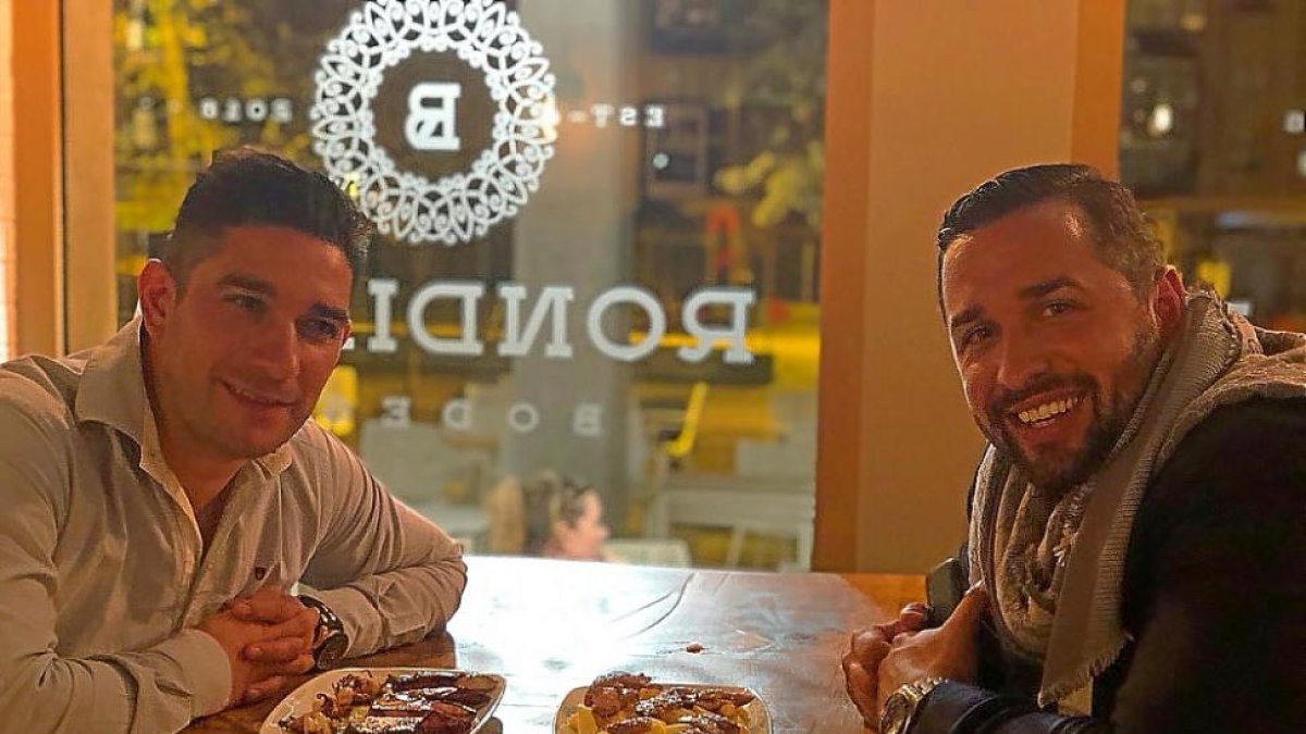 Eduardo Atienza y Pablo Salcedo, con los platos ‘lagarto ibérico con chimichurri’  y ‘chipirón a la plancha con ali oli en su tinta y aceite de eneldo’, durante la inauguración de la Bodega Rondilla.-E.M.