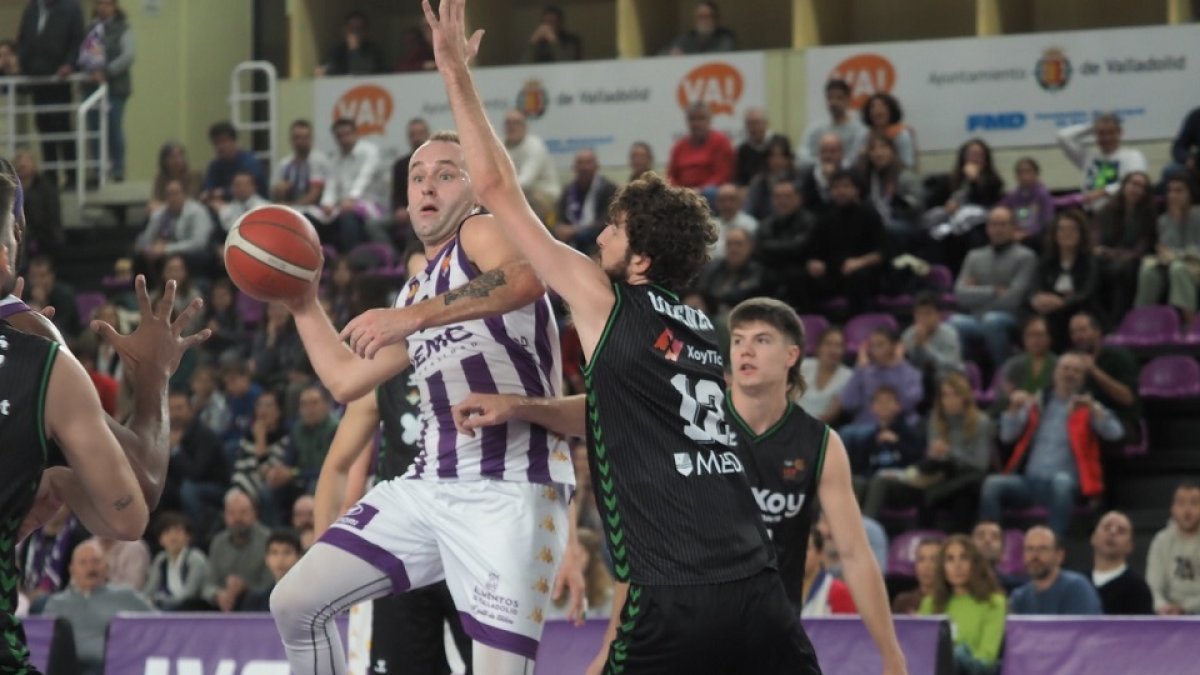 Devin Schmidt busca un pase ante la ayuda de Domenech. / EL MUNDO