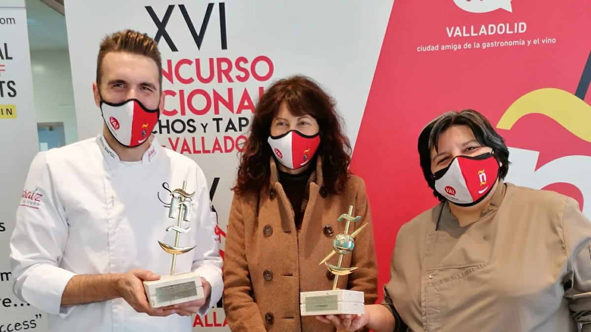 Emilio Martín, ganador del Nacional, Ana Redondo, concejala de Cultura y Turismo, y María Isabel Gonzalez, de Puerto Chico y hermanada con el ganador argentino del Internacional. E.M.