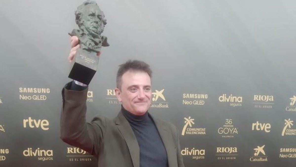 Archi Viloria con el Goya en el Photocall. / A.V.