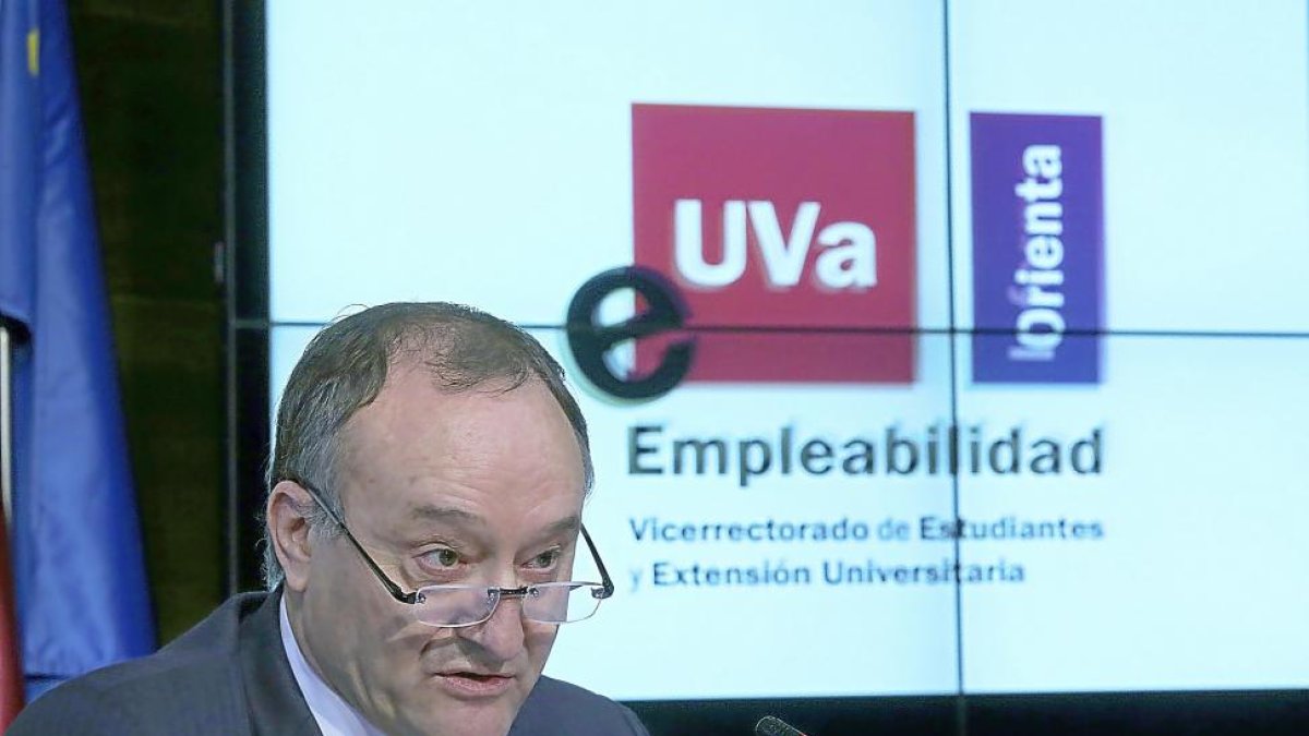 El rector de la Universidad de Valladolid, Daniel Miguel, durante la presentación de las iniciativas.-ICAL