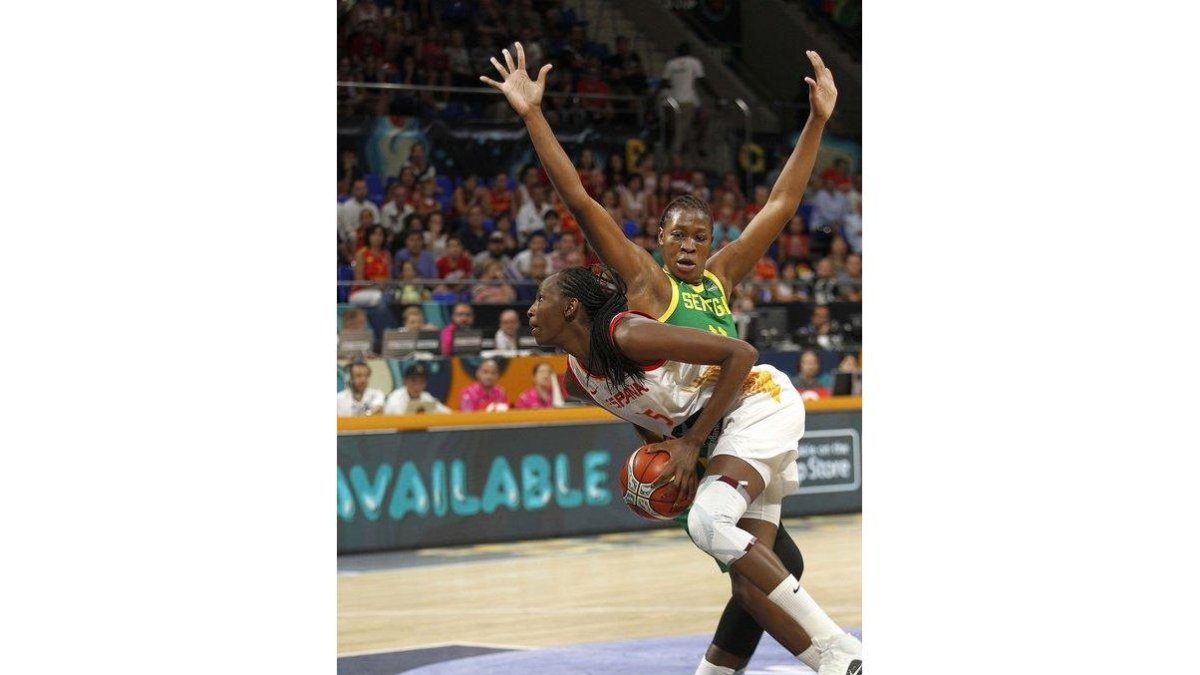 Astou Ndour realiza una maniobra de tiro durante el partido ante Senegal.-EFE
