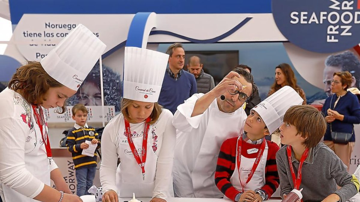Varios jóvenes cocinero elaboran sus hamburguesas con las enseñanzas del chef José Francisco Luque.-J.M. LOSTAU