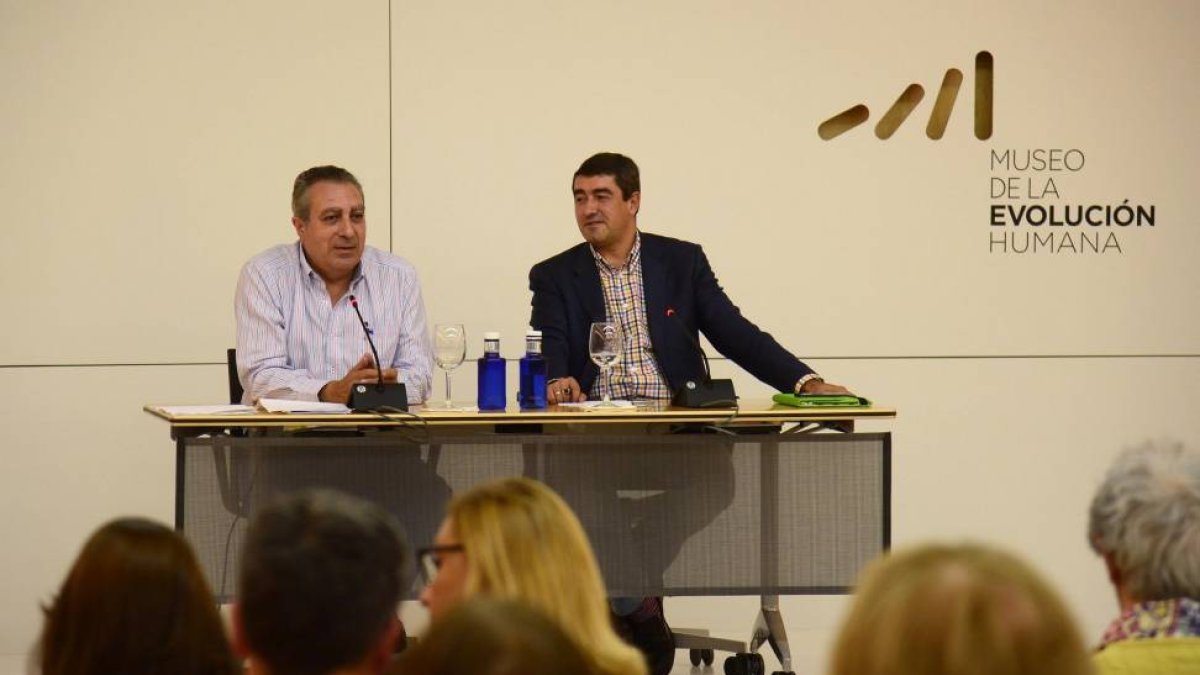 El director de El Mundo de Castilla y León, Pablo Lago (D), y el poeta Adolfo Alonso Ares, participan en el encuentro de Leyendas Literarias.-ICAL
