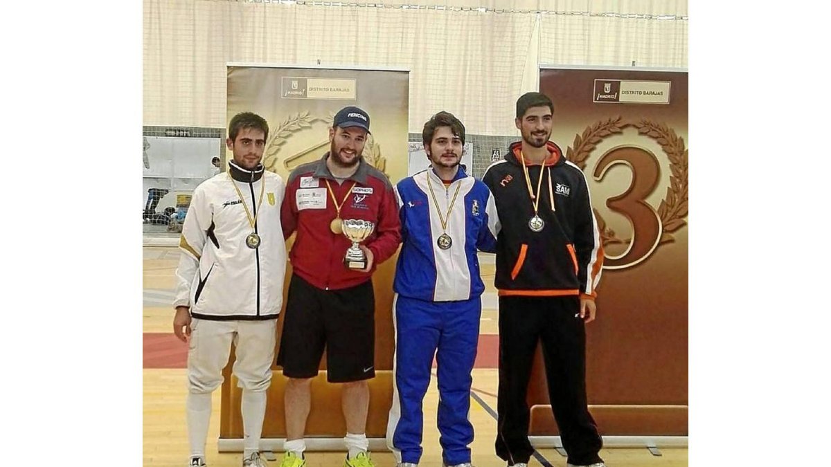 Fernando Casares, segundo por la izquierda, con la copa de campeón.-EM