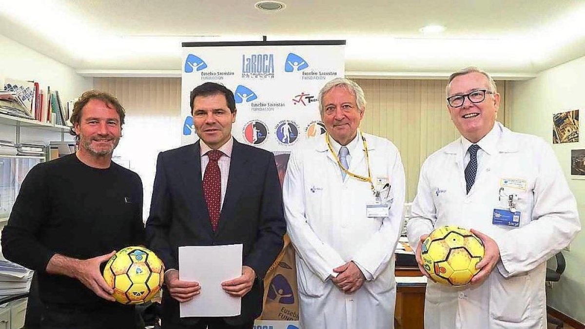 Juan Carlos, Alberto y los doctores del Hospital Clínico Uribe y Vadillo.-E. M.