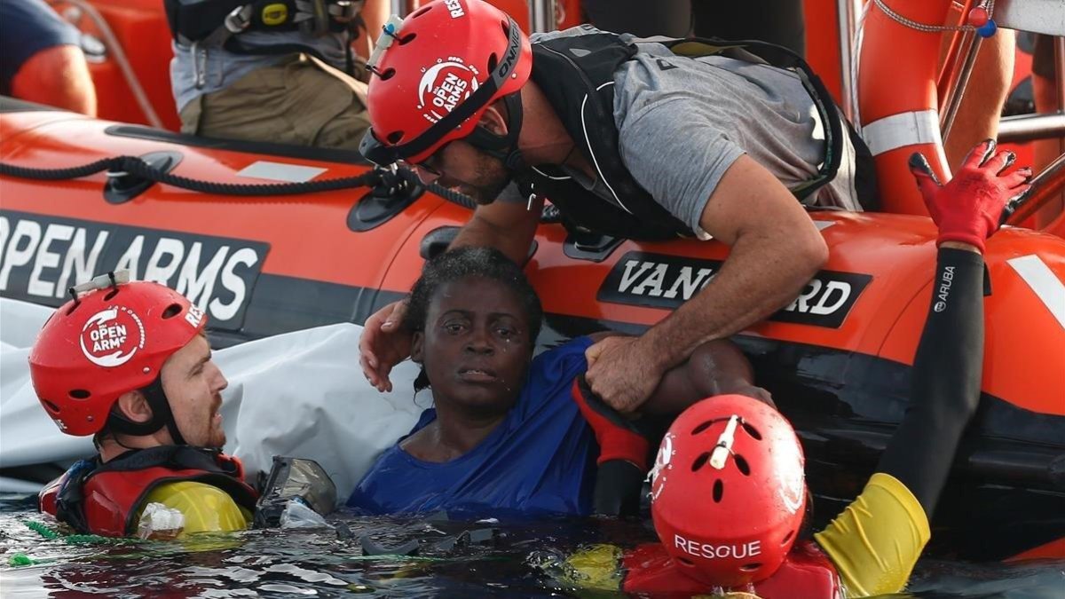 Rescate de una migrante camerunesa por parte de cooperantes de Proactiva el pasado 17 de julio, tras naufragar una patera procedente de Libia.-