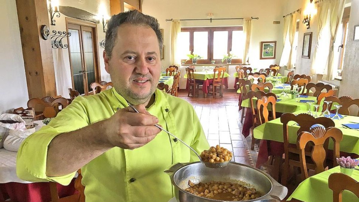 Daniel, con el cocido de garbanzos, en el comedor.-ARGICOMUNICACIÓN
