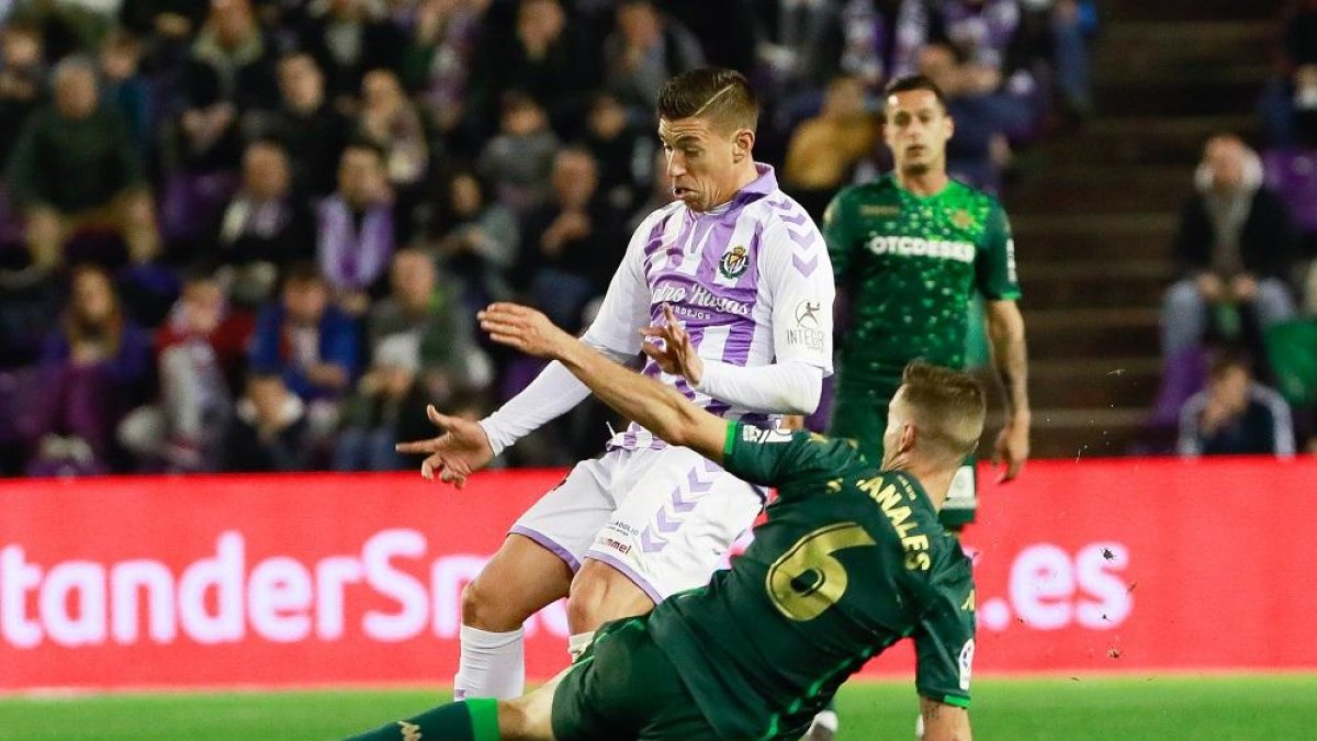 Canales corta el avance de Alcaraz en el partido del pasado domingo.-J.M.L.