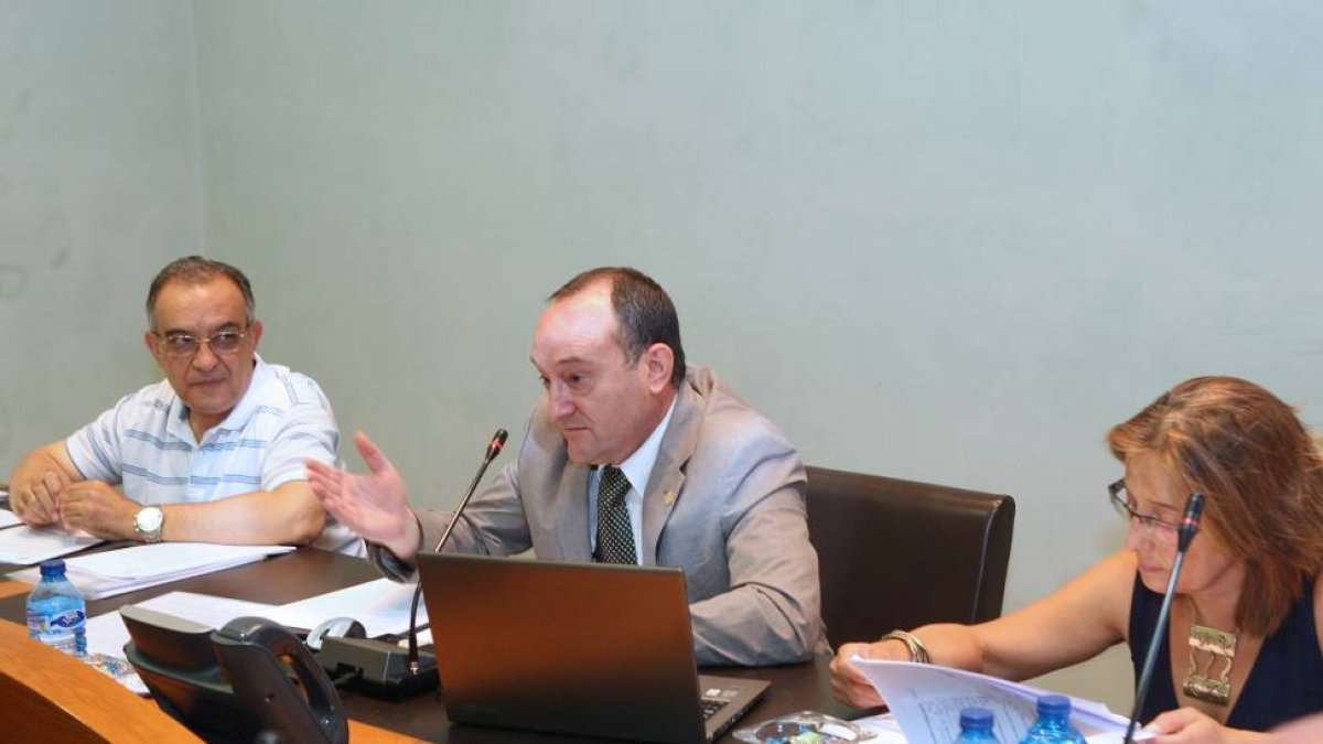 El rector de la UVA, Daniel Miguel, interviene durante un Consejo de Gobierno.-El Mundo