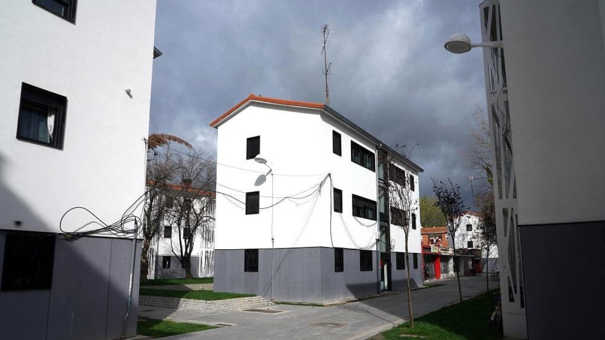 Conjunto de viviendas rehabilitadas del polígono '29 de octubre' en Valladolid en el barrio de Pajarillos.-ICAL - ARCHIVO