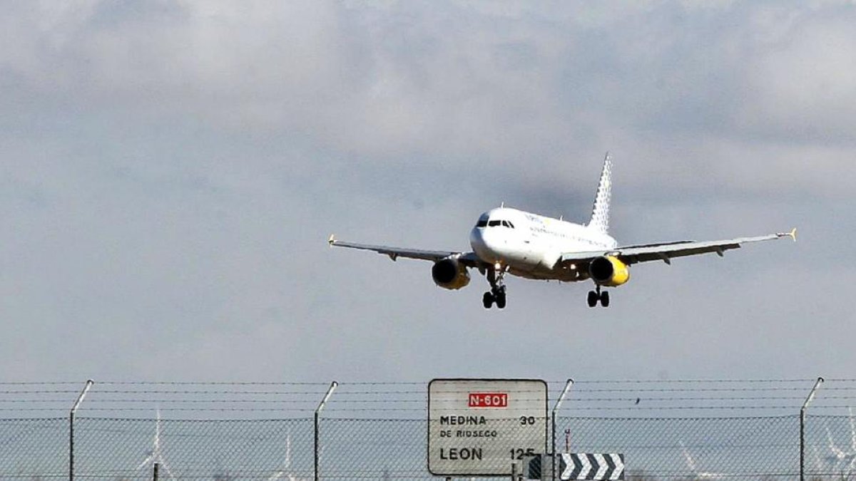 Avión aterrizando en el aeropuerto de Villanubla.-RUBÉN CACHO / ICAL