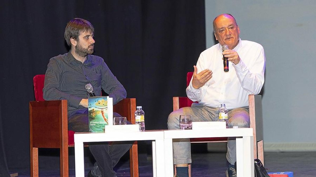 El escritor vallisoletano Martín Garzo durante la entrevista.-J. M. LOSTAU