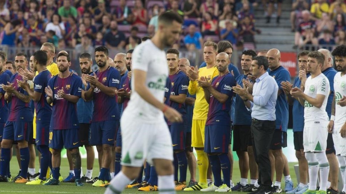 Los jugadores del Barça y Valverde aplauden a los del Chapecoense en el Camp Nou.-JORDI COTRINA