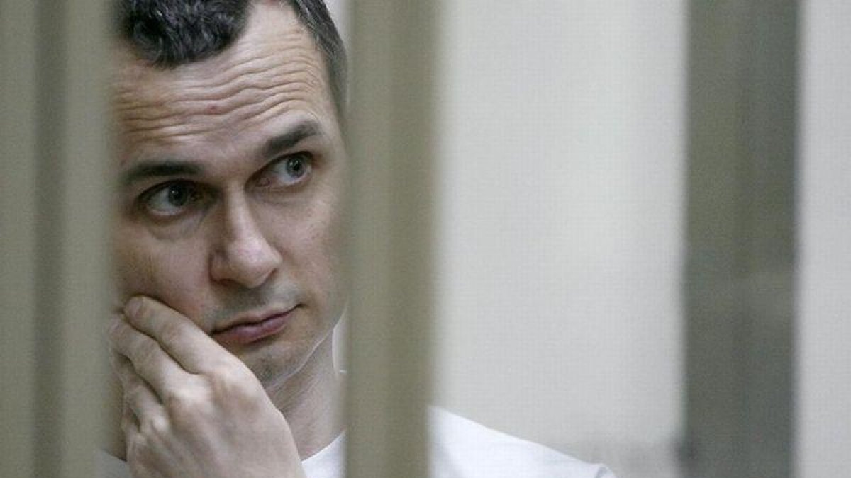 Oleg Sentsov escuchando las acusaciones que pesan sobre el en el juicio de este martes, en Rostov-on-Don.-AFP / SERGEI VENYAVSKY