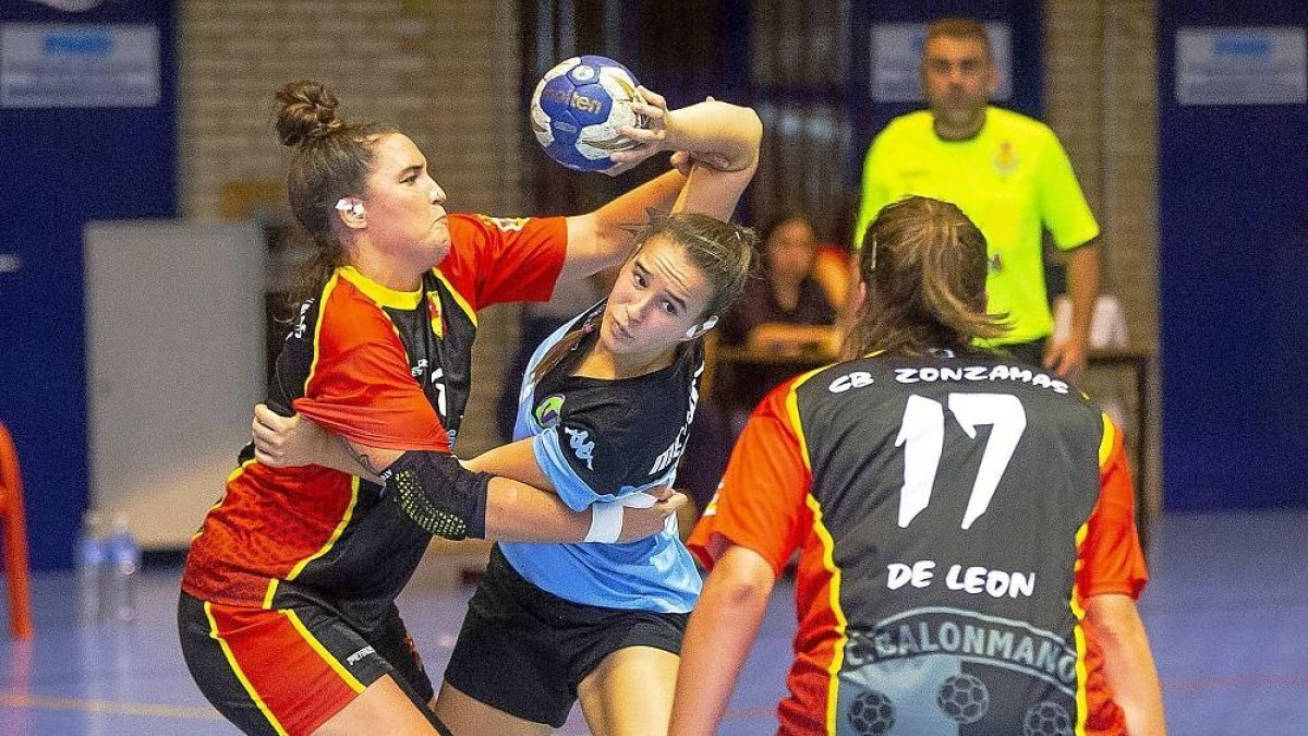 Una acción del partido entre el Hand Vall Comercial Ulsa y el BM Zonzomas.-T. SANCHO