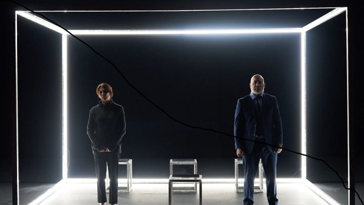 Una imagen de ‘Nevenka’, de Histrión Teatro, con su pecera de cristal. | GERARDO SANZ