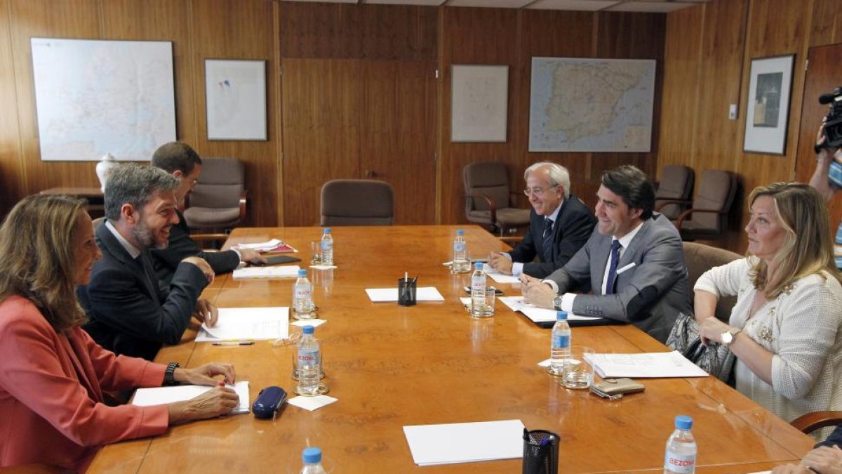 Los consejeros de Hacienda, Pilar del Olmo y de Fomento y Medio Ambiente, Juan Carlos Suárez Qiñones se reunen con el secretario de Estado de Energía en funciones, Alberto Nadal-ICAL