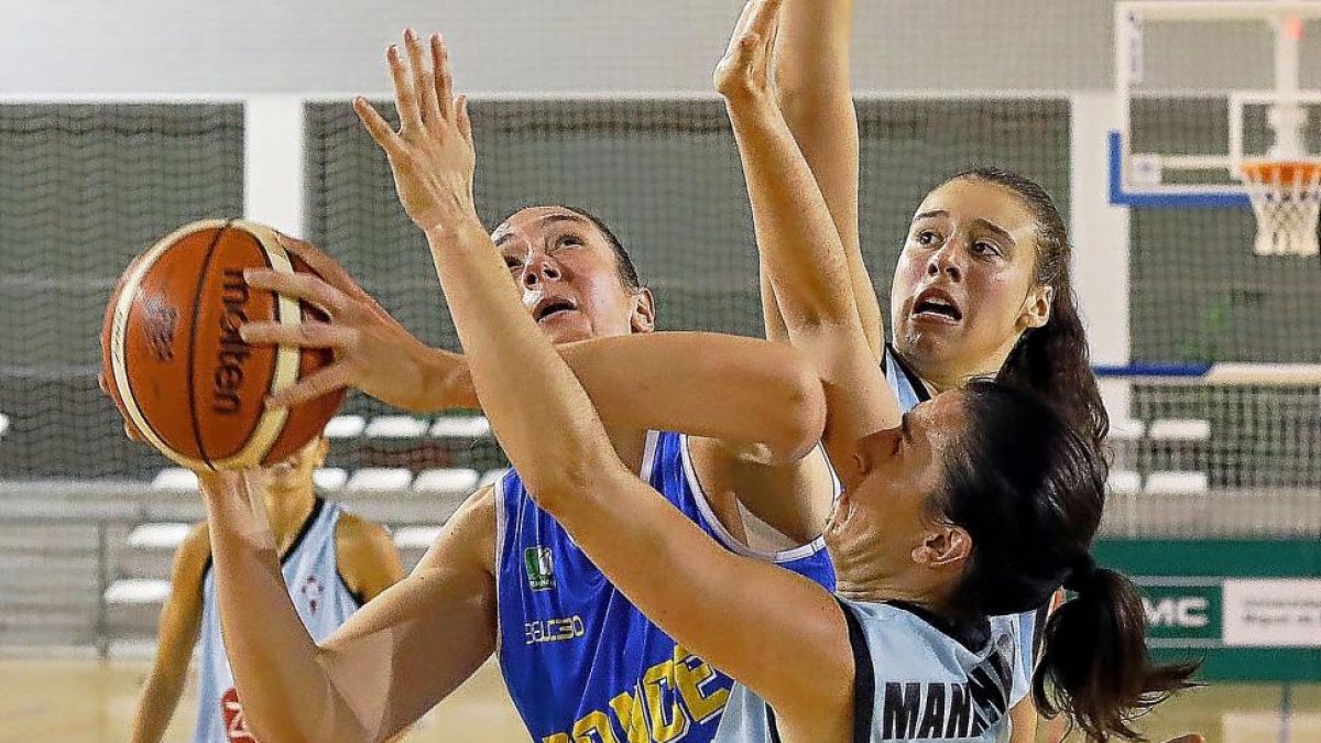 Alejandra de la Fuente lucha con dos jugadoras del Celta.-J. M. LOSTAU