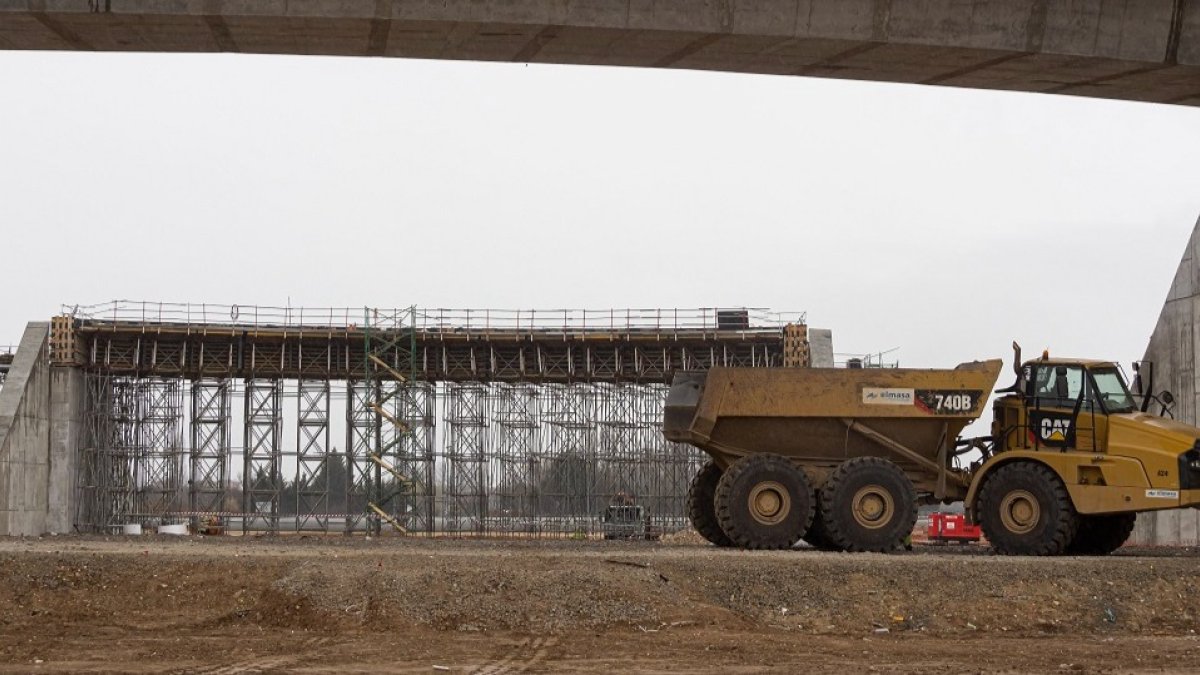 Aspecto actual de las obras en la Autovía del Duero en el tramo cercano a Tudela de Duero donde se construye un paso elevado.- PHOTOGENIC/IVÁN TOMÉ