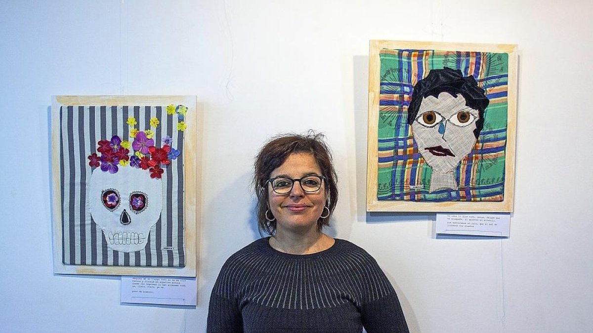 Bulgarcita junto a dos de sus obras.-V. CALZADA