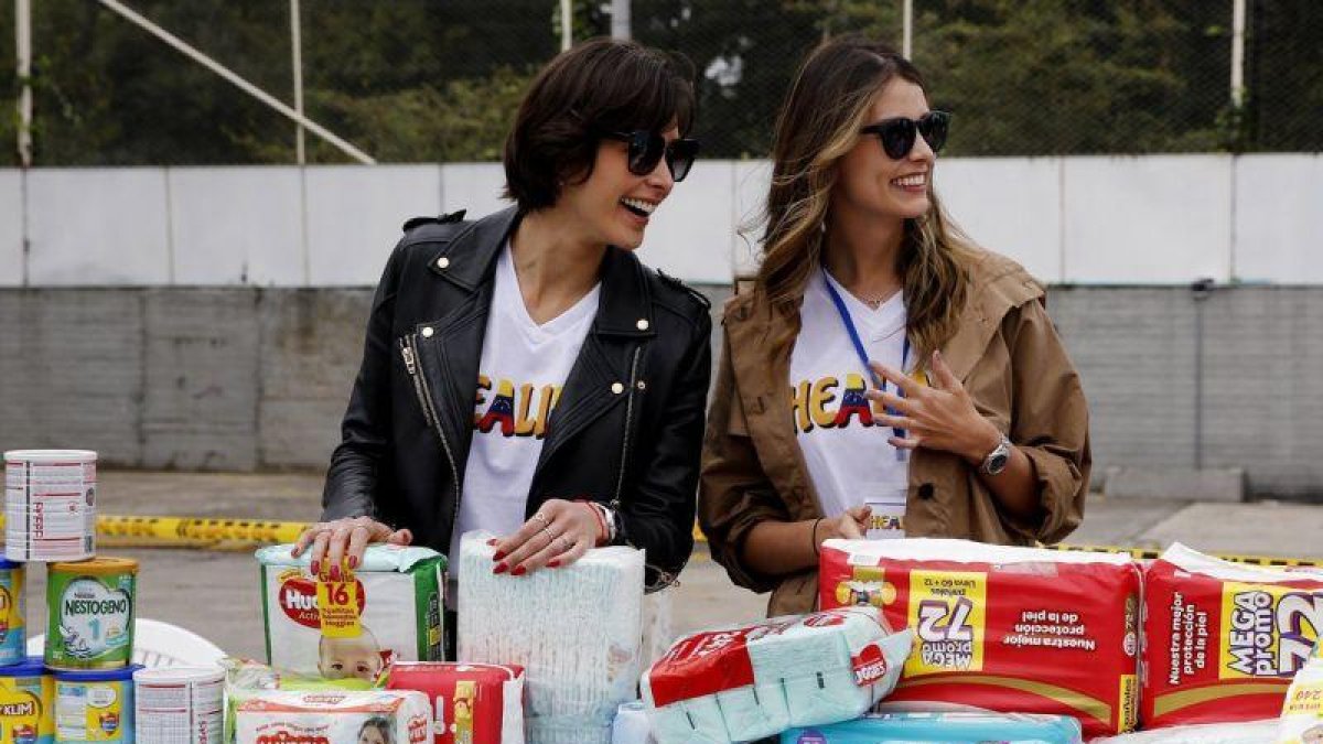 Dayana Mendoza y Stefania Fernandez reciben donaciones durante el evento Healing  Venezuela.-EFE