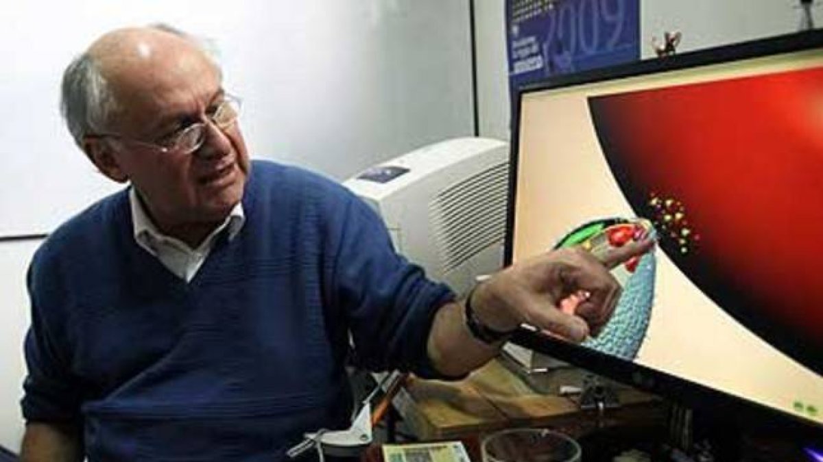 Patarroyo explica su descubrimiento con ayuda de un gráfico.-Foto: MAURICIO DUEÑAS / EFE