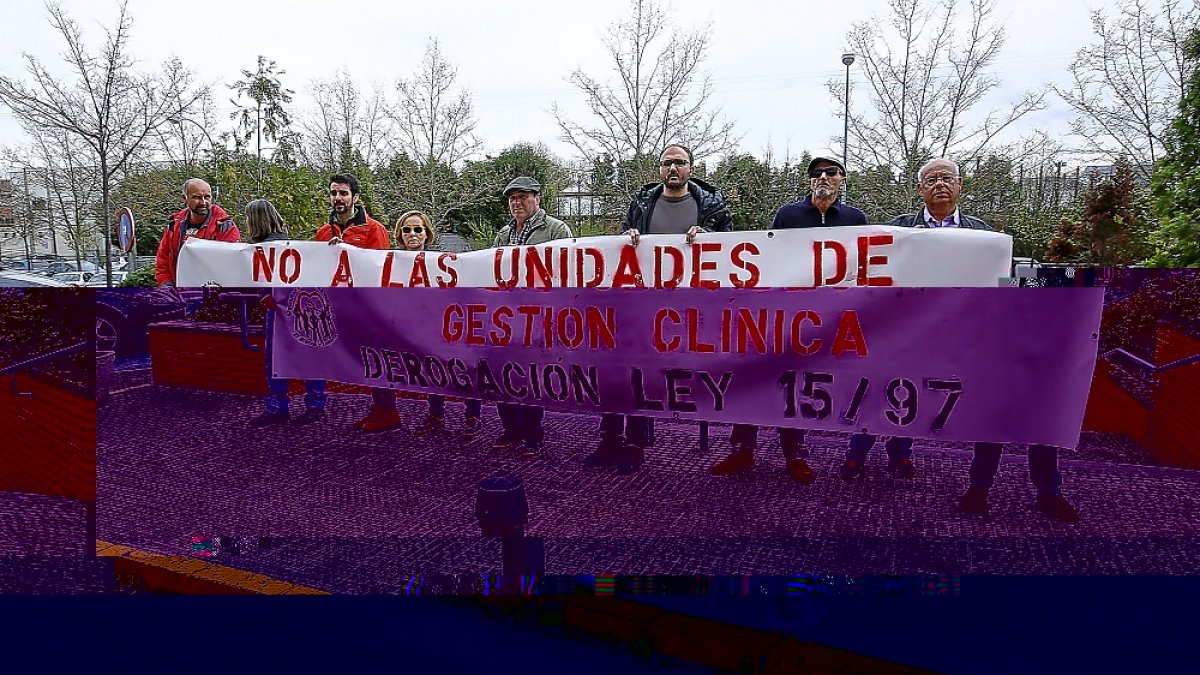 Protesta contra las Unidades de Gestión Clínica ante el Hospital del Bierzo en Ponferrada.-ICAL