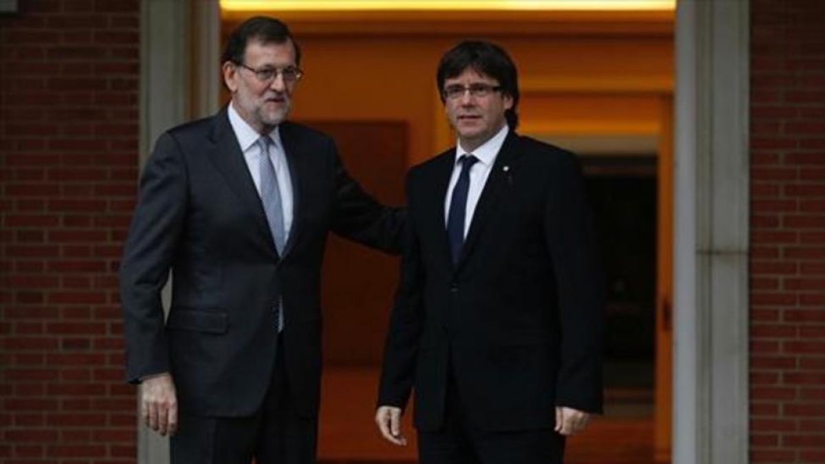 Mariano Rajoy (izquierda) y Carles Puigdemont, el pasado mes de abril.-DAVID CASTRO