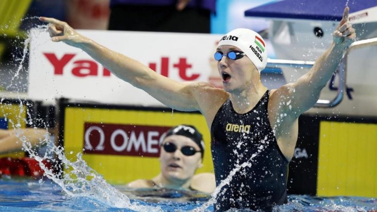 Katinka Hosszu celebra su séptima medalla de oro, lograda en los 100 mariposa.-EFE / PATRICK B. KRAEMER
