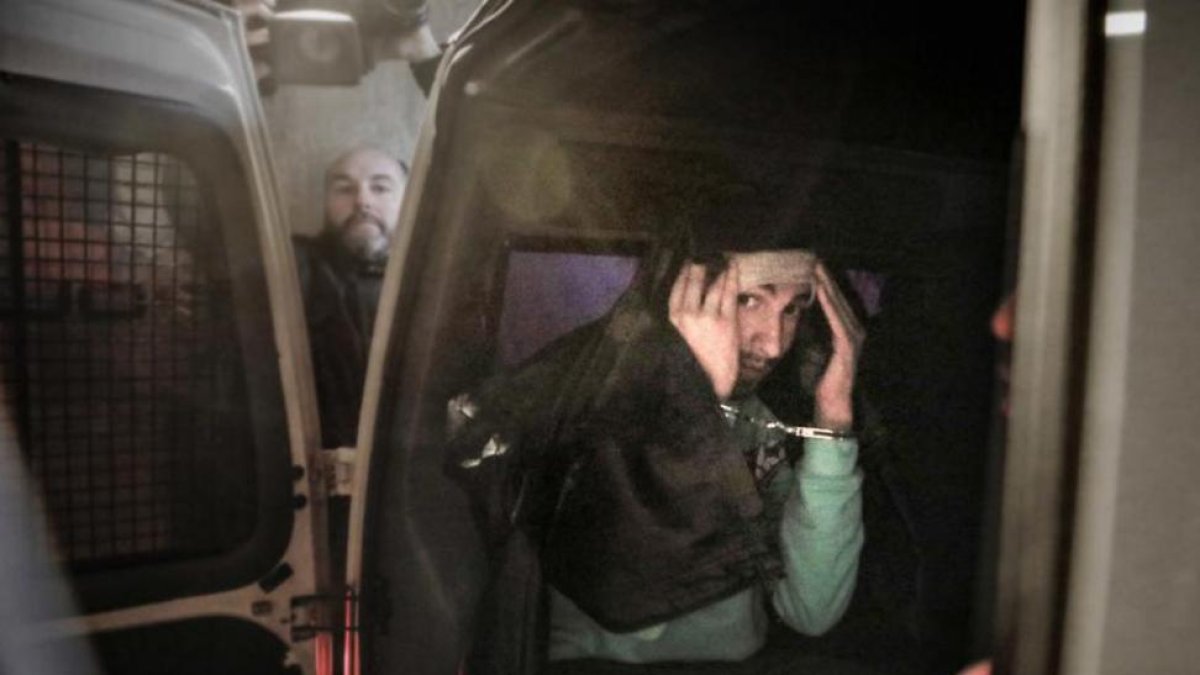La Policía Nacional pegó el furgón a la puerta del portal para que los detenidos pudieran salir rápidamente.-L. VELÁZQUEZ