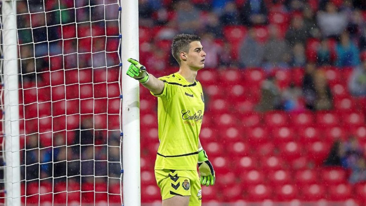 Kepa efectúa una indicación durante el Bilbao Athletic-Real Valladolid jugado el sábado.-IÑAKI ANDRÉS / ARABIA PRESS