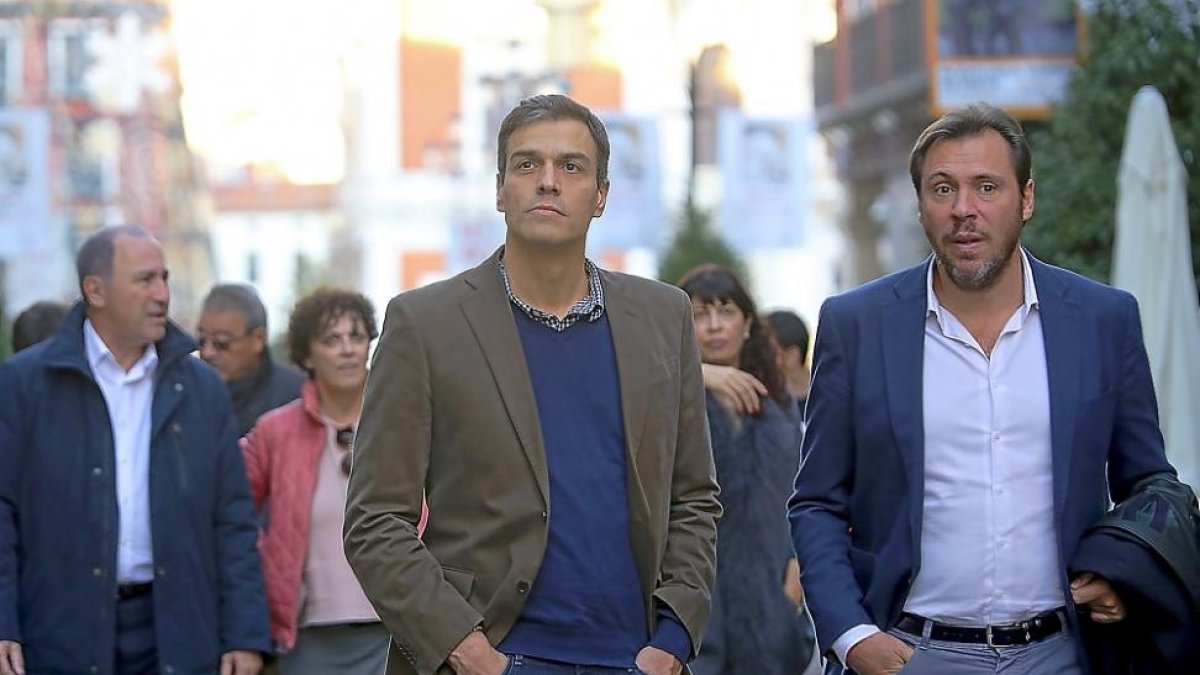 Pedro Sánchez y Óscar Puente en una visita por el centro de Valladolid, en una imagen de archivo.-ICAL