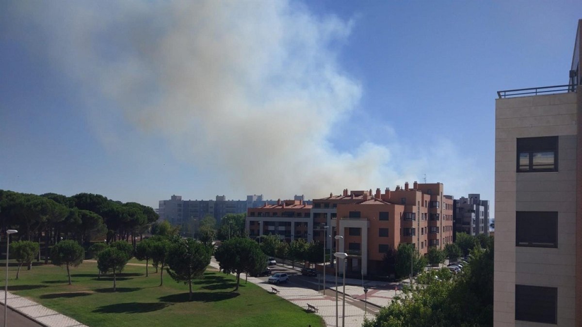Humo del incendio en Pinar de Jalón en una foto de archivo. - E.P