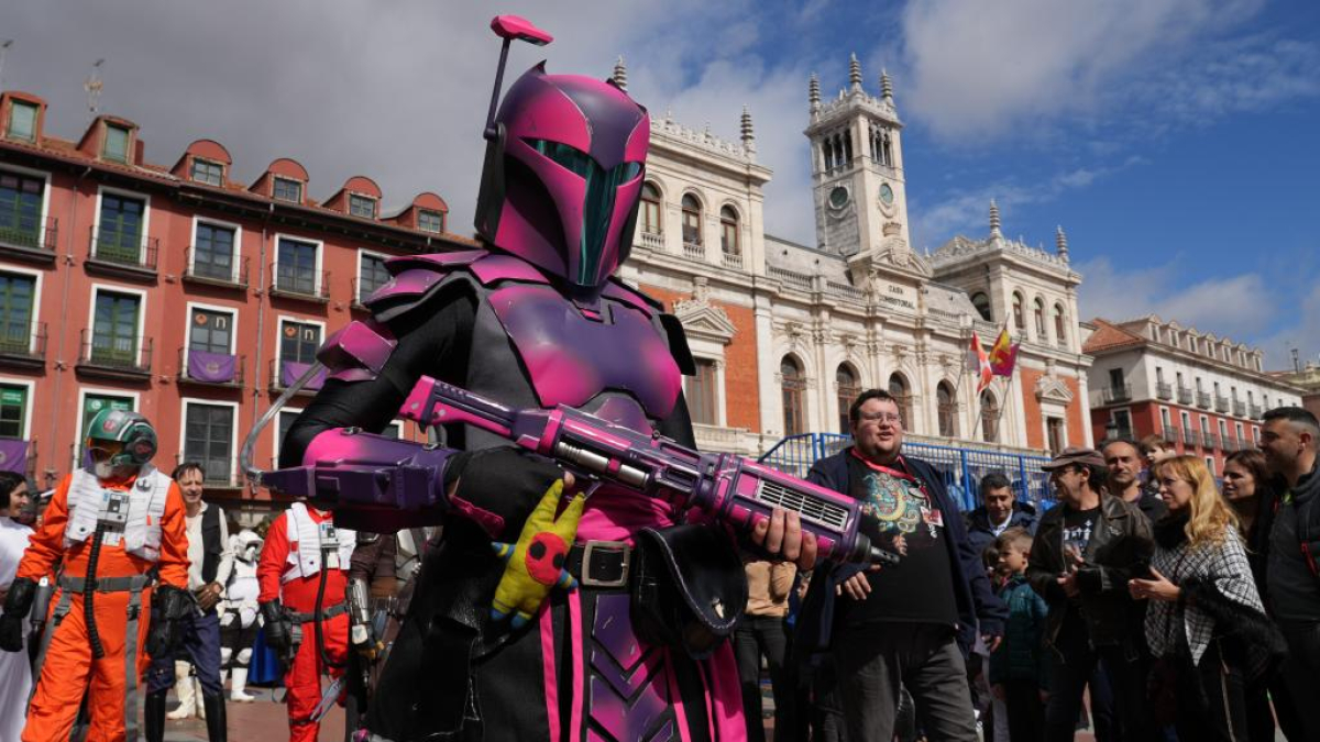 Desfile de cosplay en la Plaza Mayor de Valladolid por el Salón del Cómic y Manga XVII. -J.M. LOSTAU