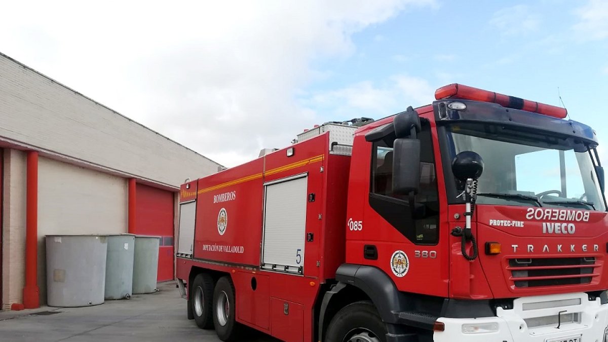 Camión de bomberos de la Diputación de Valladolid, con tanques de agua potable al fondo. DIP. VA.
