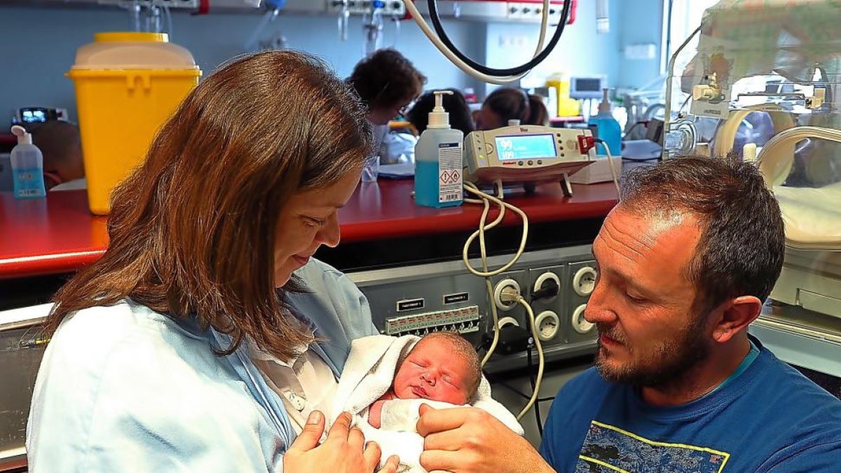 La pequeña Aura junto a sus padres, Angélica y Óscar, en el Hospital Clínico de Valladolid-M.Á. SANTOS (PHOTOGENIC)
