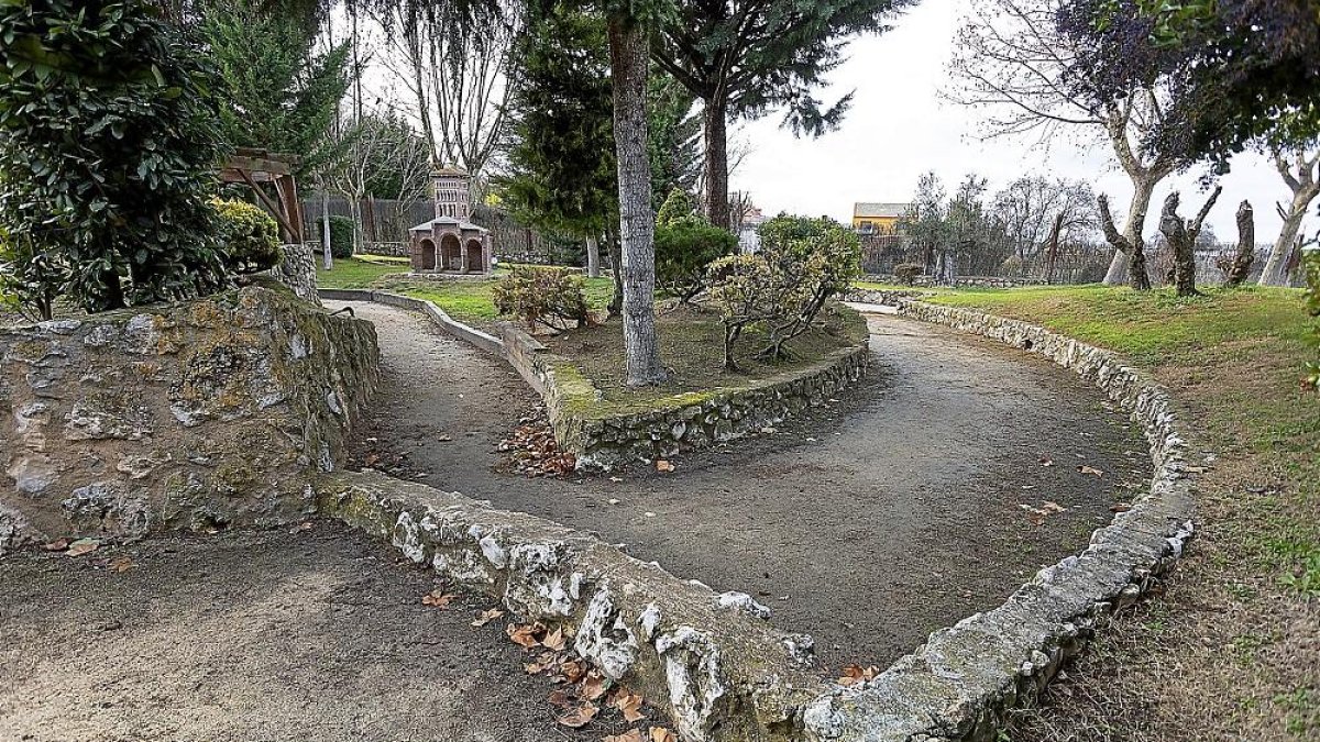 Los caminos del Parque Mudéjar dificultan el tráfico a aquellos con movilidad reducida.-PABLO REQUEJO / PHOTOGENIC