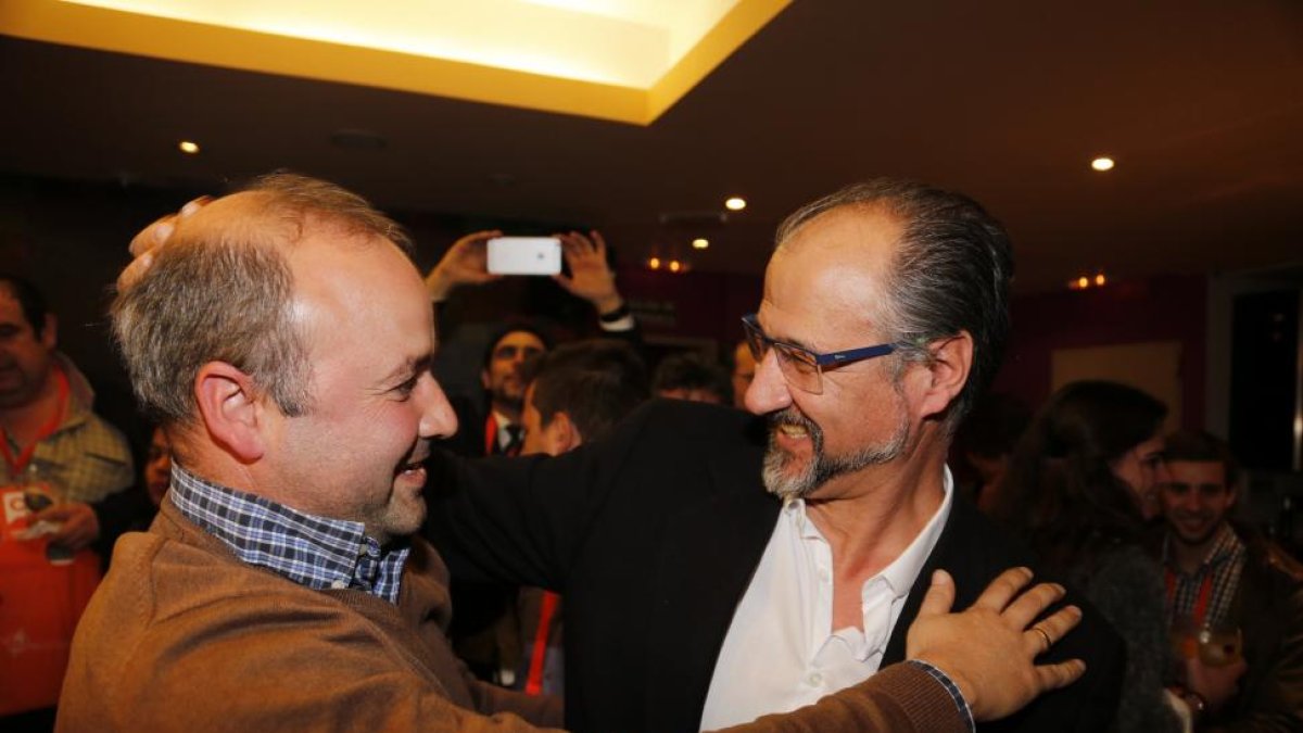 Luis fuentes junto a David Castaño celebran la obtención del diputado en Salamanca.-ICAL