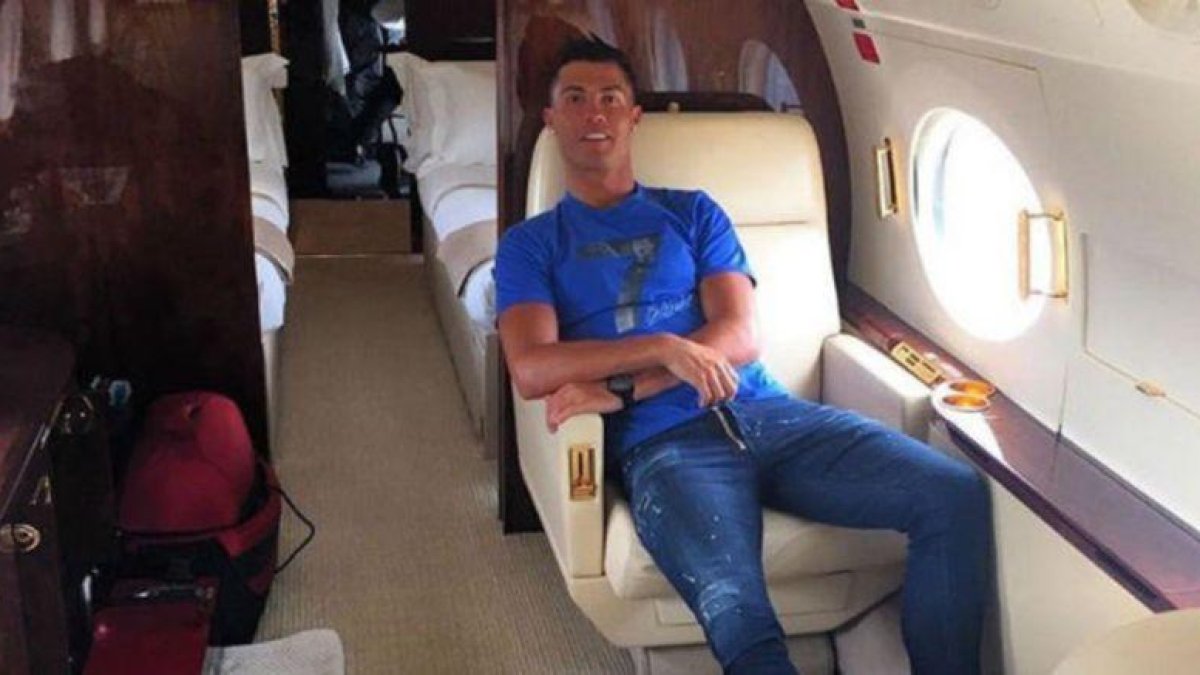 Cristiano Ronaldo en su avión, en una imagen de archivo.-TWITTER