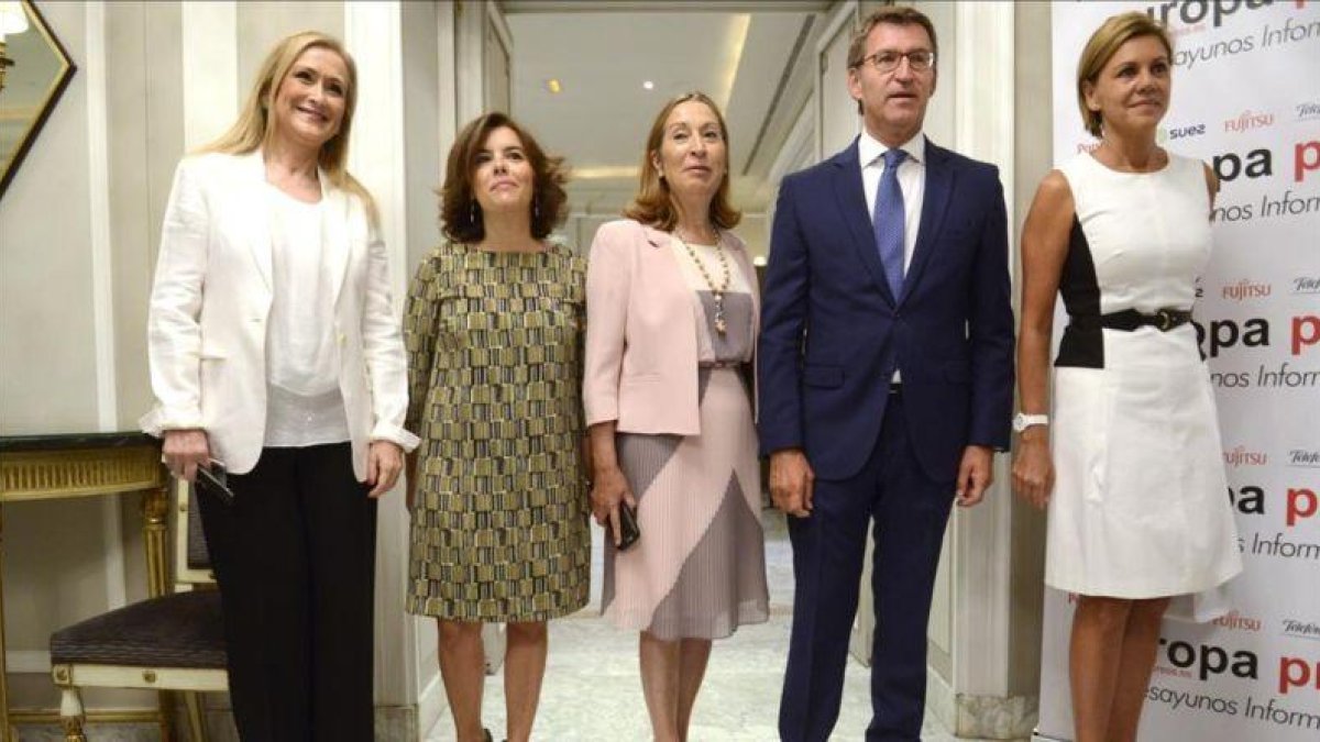 El presidente de la Xunta de Galicia, Alberto Nuéz Feijóo, y candidato a la reelección, este lunes arropado por la cúpula de su partido en un desayuno informativo en Madrid.-EFE/Emilio Naranjo