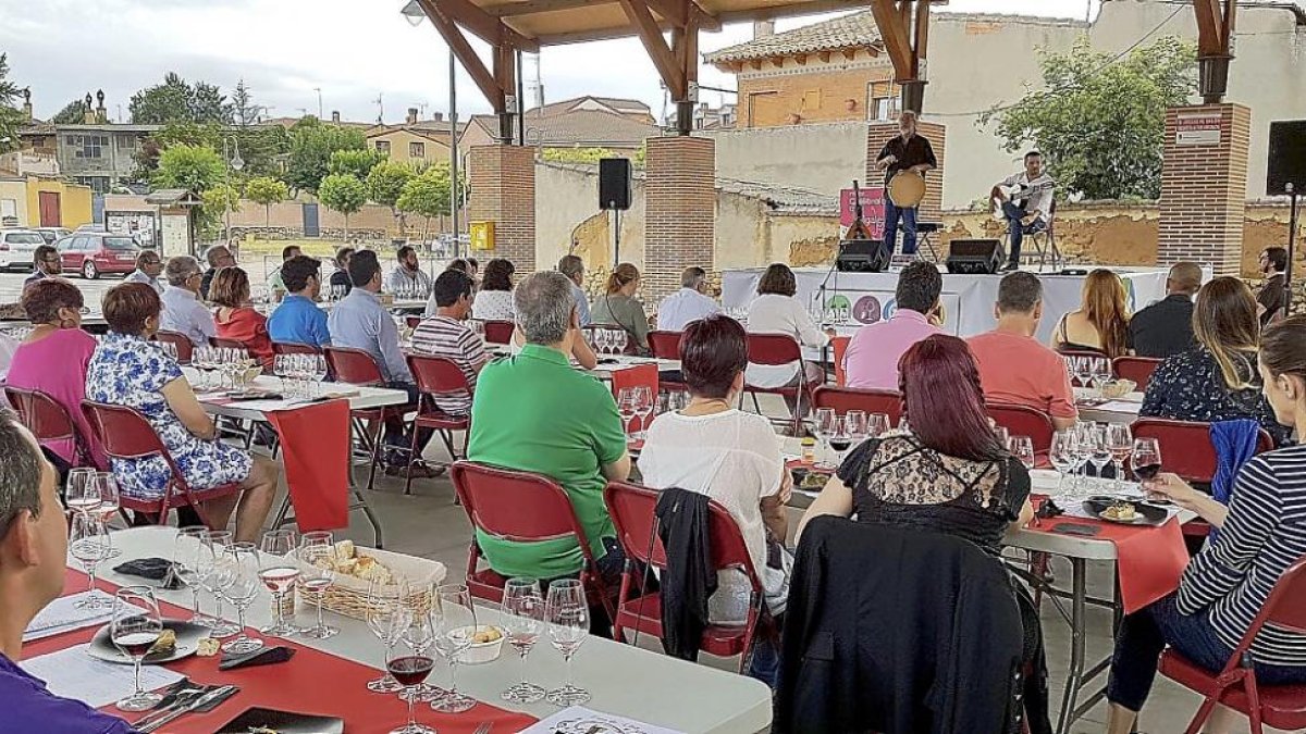 Medio centenar de privilegiados comensales en un encuentro anterior de ‘Días de Vino y Música’.-EL MUNDO