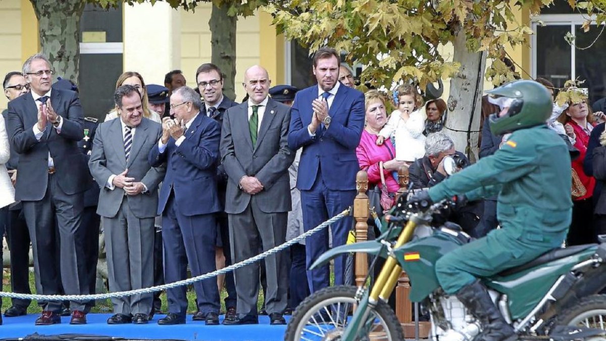 Un motorista de Seprona desfila delante del puesto de autoridades civiles en el desfile que cerró el acto.-J.M. Lostau