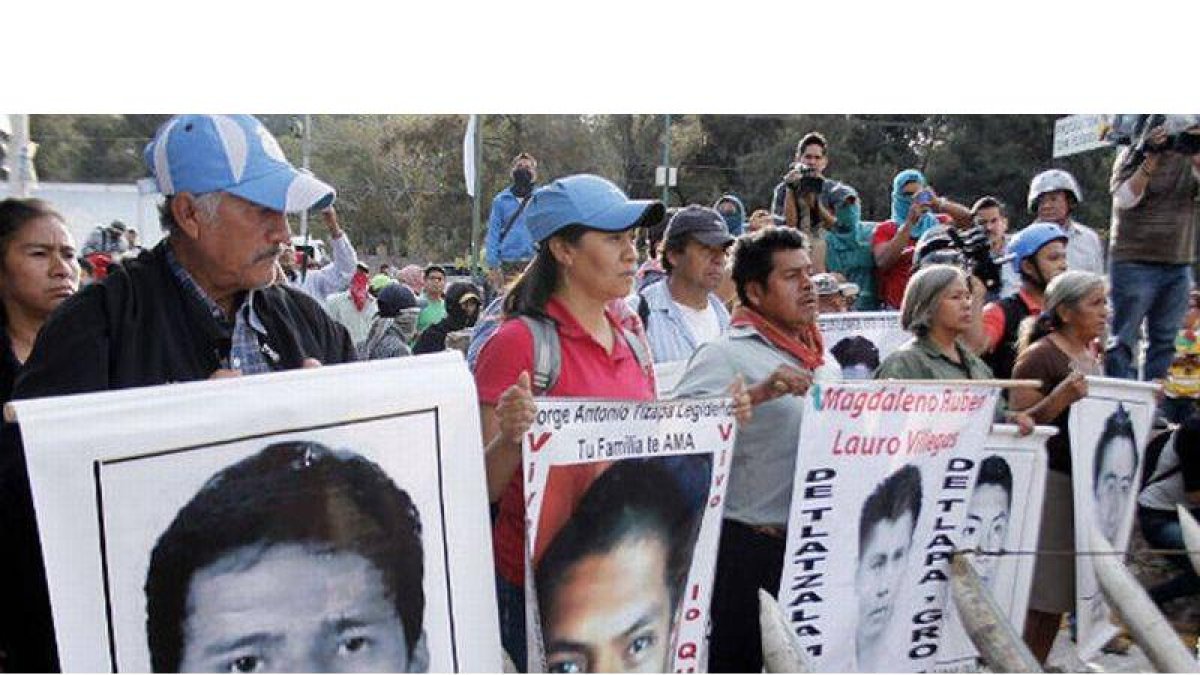 Los familiares de los estudiantes desaparecidos se manifiestan, ayer, en las inmediaciones de la zona militar de Chilpancingo, en el estado de Guerrero.-Foto: AFP / JESÚS GUERRERO