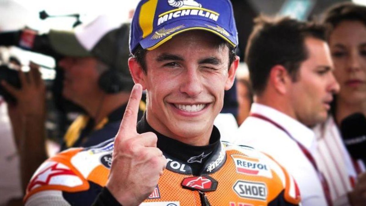 Marc Márquez (Honda) guiña el ojo al fotógrafo, en el corralito del GP de Argentina.-ALEJANDRO CERESUELA