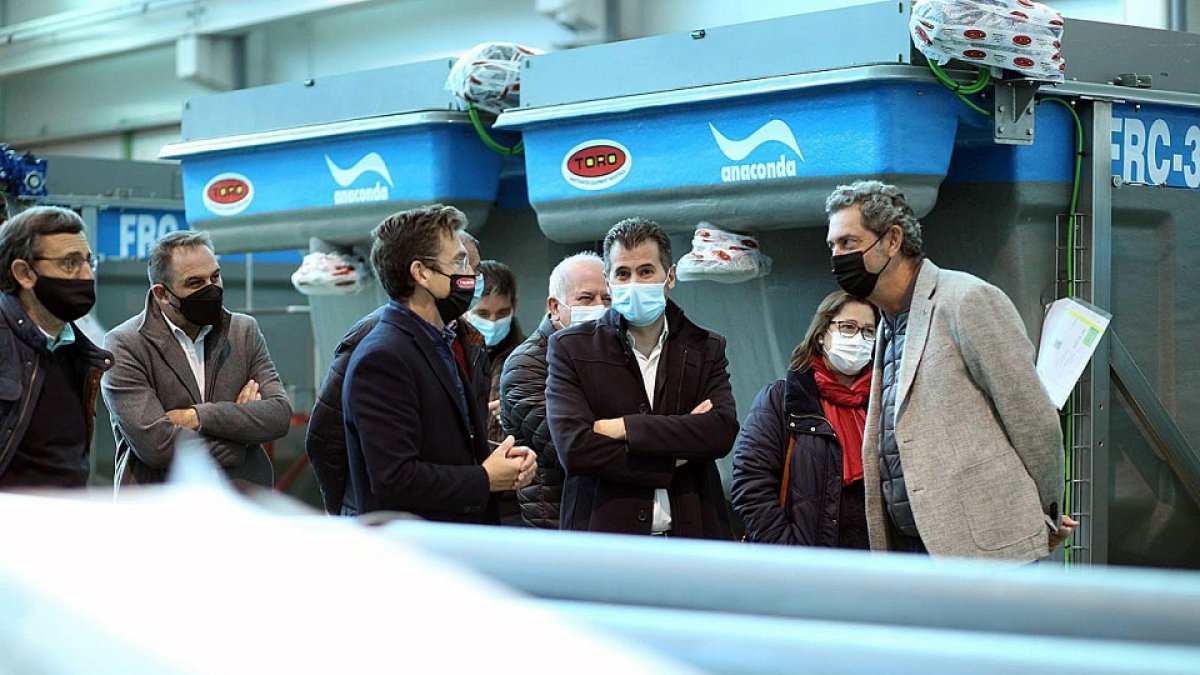 El secretario autonómico del PSOE, Luis Tudanca, visita la empresa Toroequipment de Villavaquerín, junto a su alcalde, Diego Recio, y el secretario provincial del PSOE de Valladolid, Manuel Escarda. | ICAL