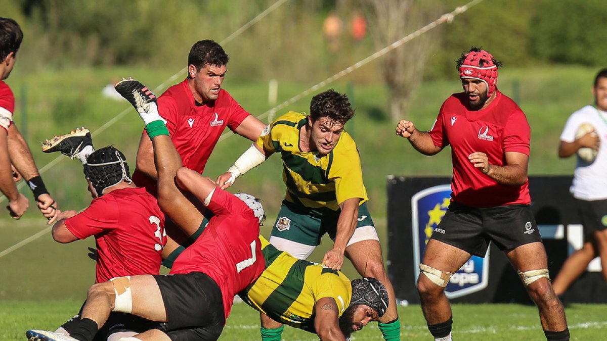 Moala sujeta el oval en el campo portugués. / Miguel Rodrigues