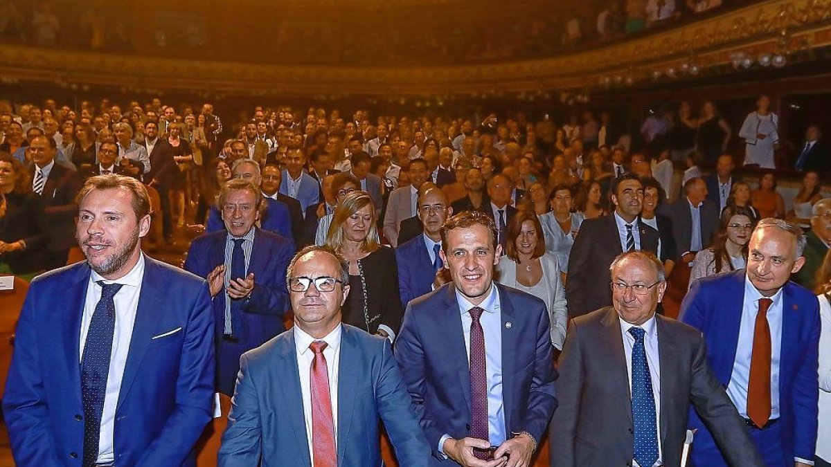 Óscar Puente, Florencio Carrera, Conrado Íscar, Emilio Álvarez y Antonio Largo, ayer, en la presentación de la programación de La 8 en el Teatro Calderón.-J. M. LOSTAU